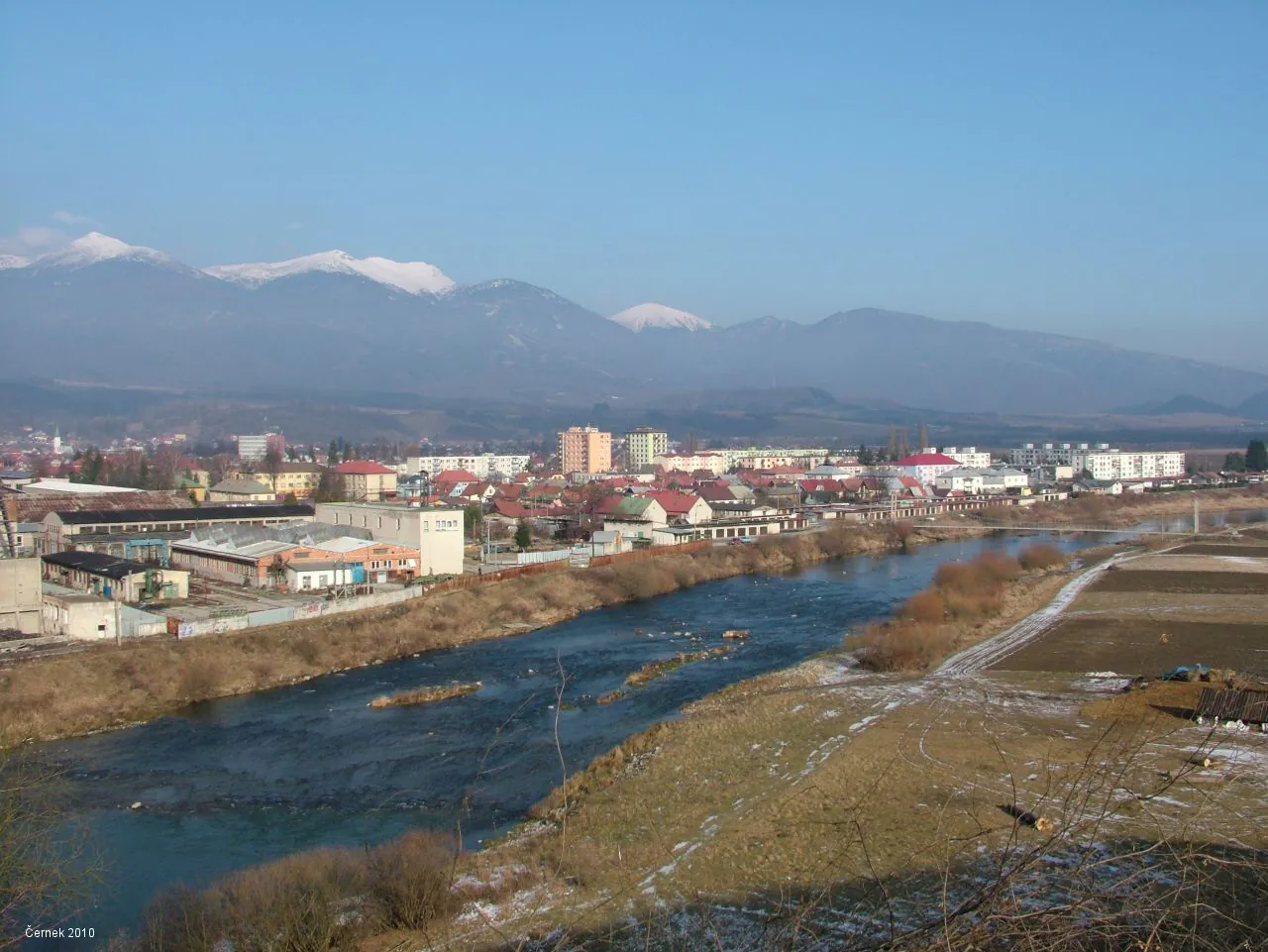 Vľavo areál  SZT- STROJE, s.r.o.